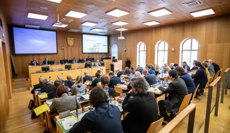 Zastupitelé měli na mimořádném jednání řešit územní plán. Neschválili ani program