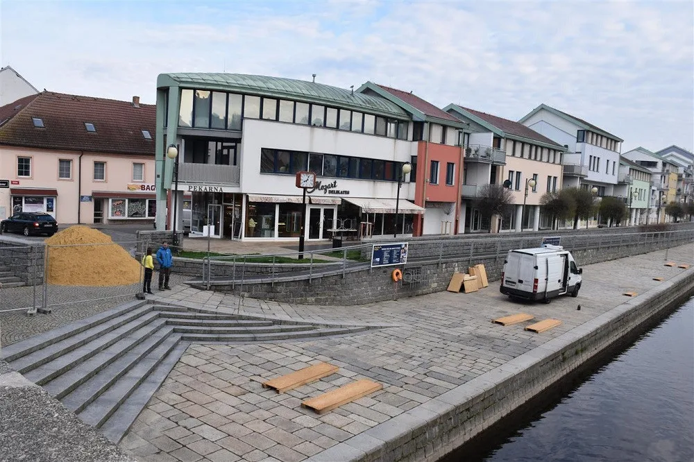 Na náplavce vznikají sochy z písku. Připomenou partnerská města
