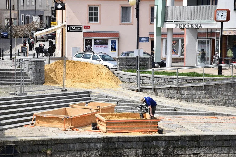 Na náplavce vznikají sochy z písku. Připomenou partnerská města