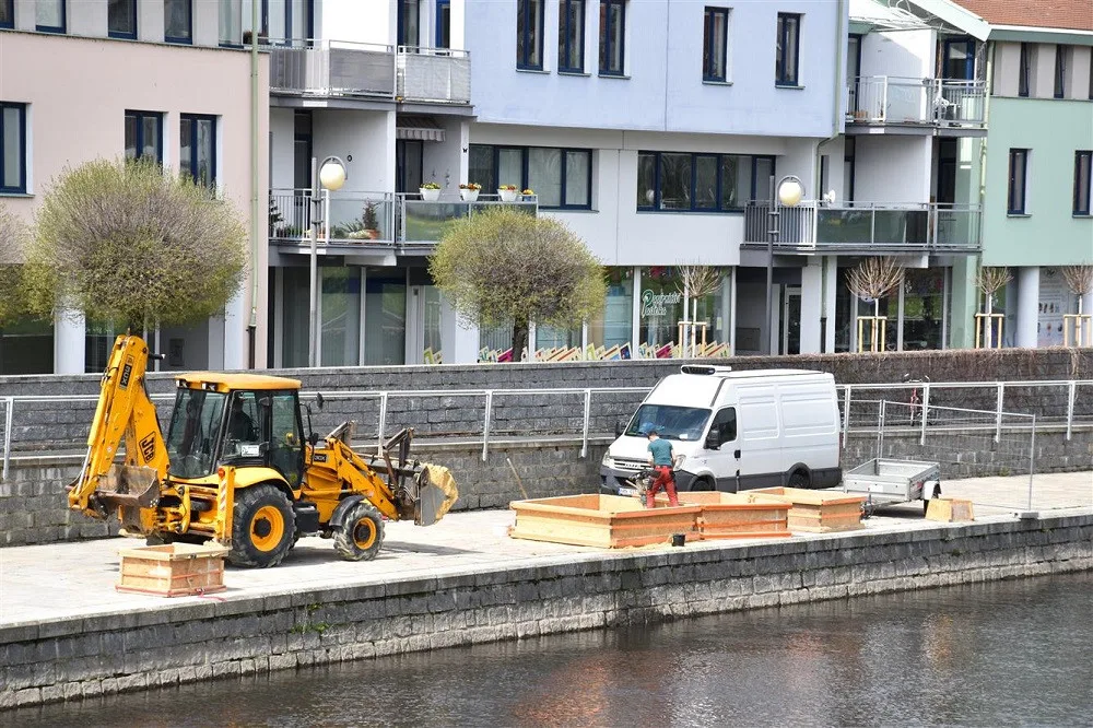 Na náplavce vznikají sochy z písku. Připomenou partnerská města