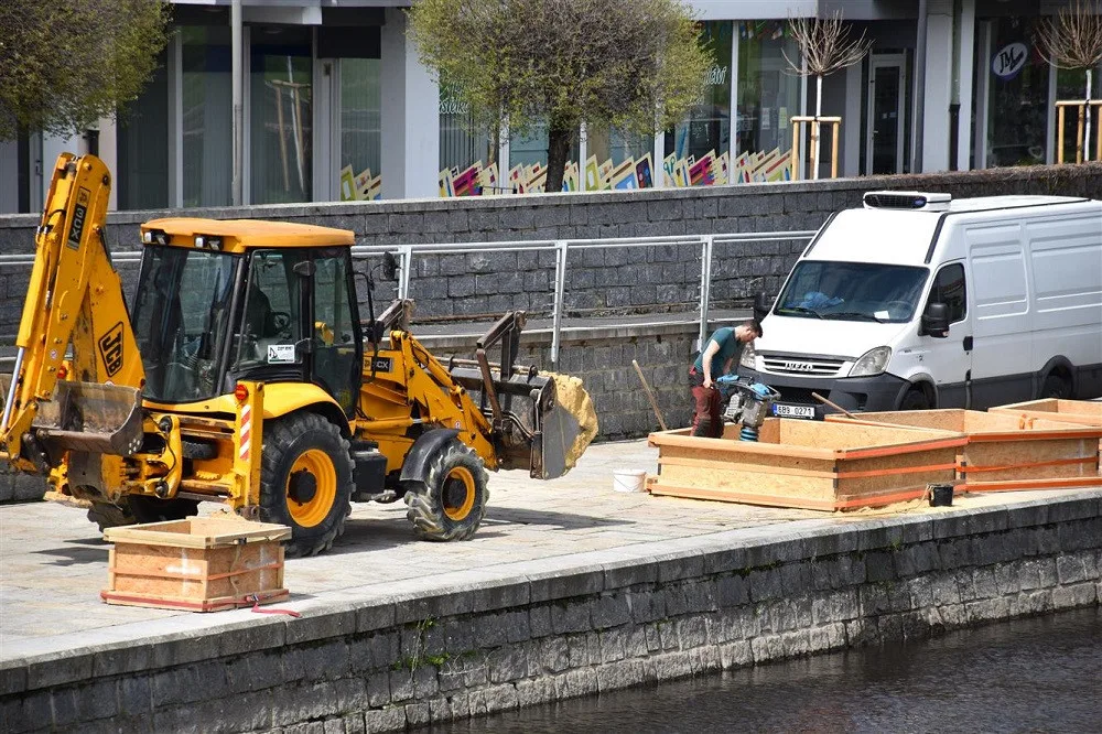 Na náplavce vznikají sochy z písku. Připomenou partnerská města