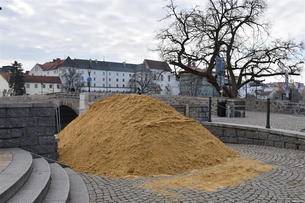 Na náplavce vznikají sochy z písku. Připomenou partnerská města