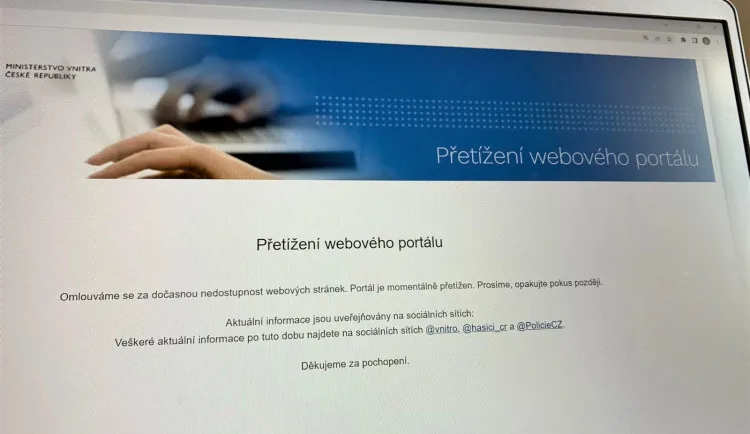 Weby ministerstva a policie jsou pod útokem. Hackeři hrozí i útokem na weby médií