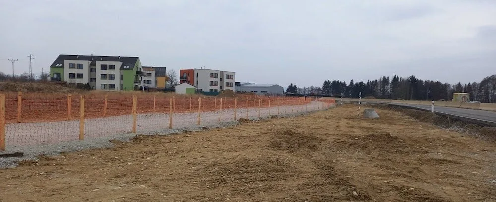 Lidé si u Včelné krátí cestu přes stavbu jižní tangenty. Hrozí nebezpečí úrazu, varuje starostka obce
