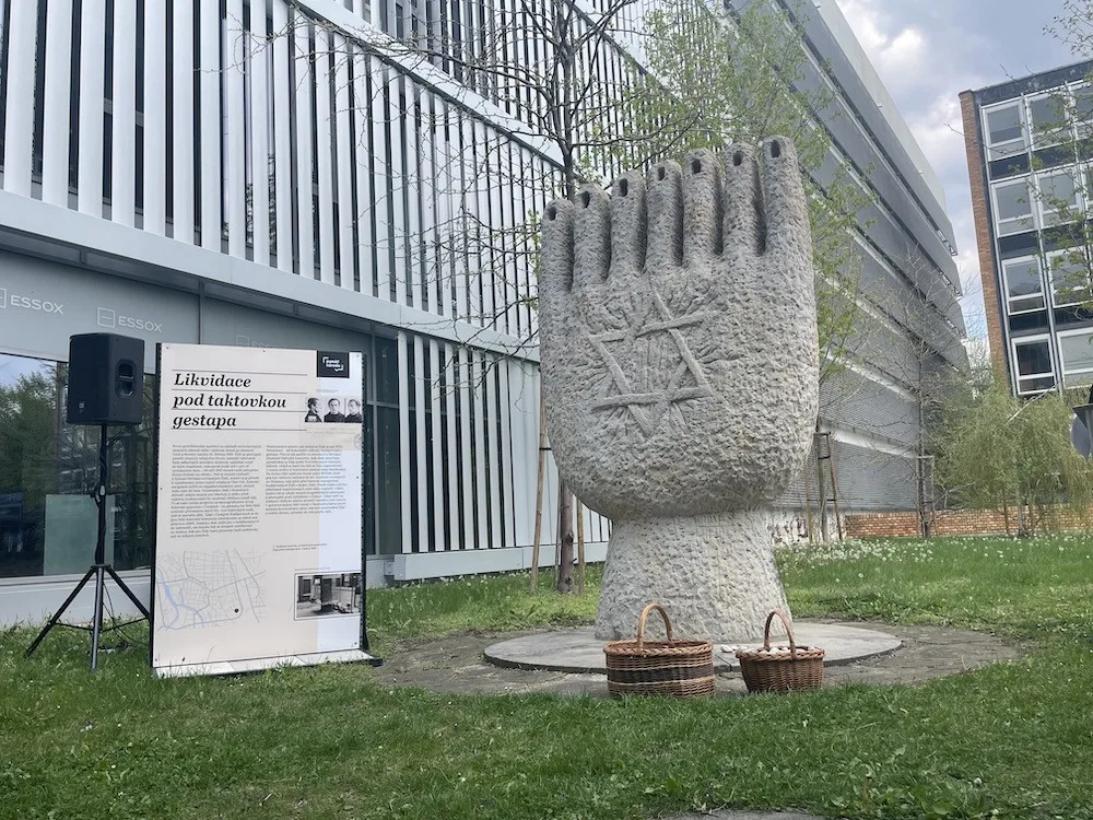 Osmdesát let od transportu AKB. U sedmiramenného svícnu si lidé připomněli oběti holocaustu