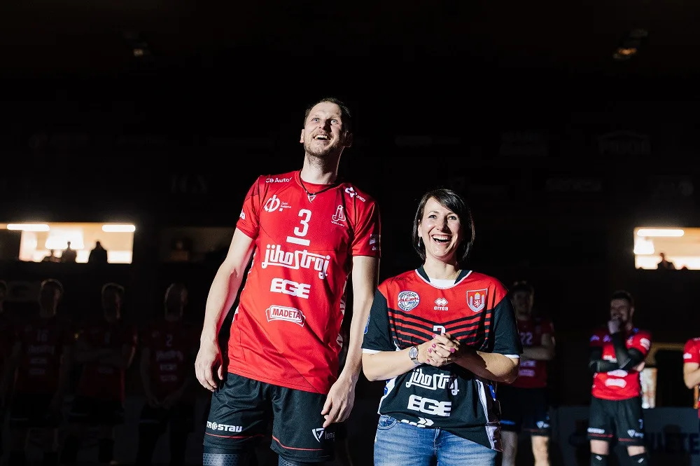 Radek Mach s manželkou při slavnostním ceremoniálu.