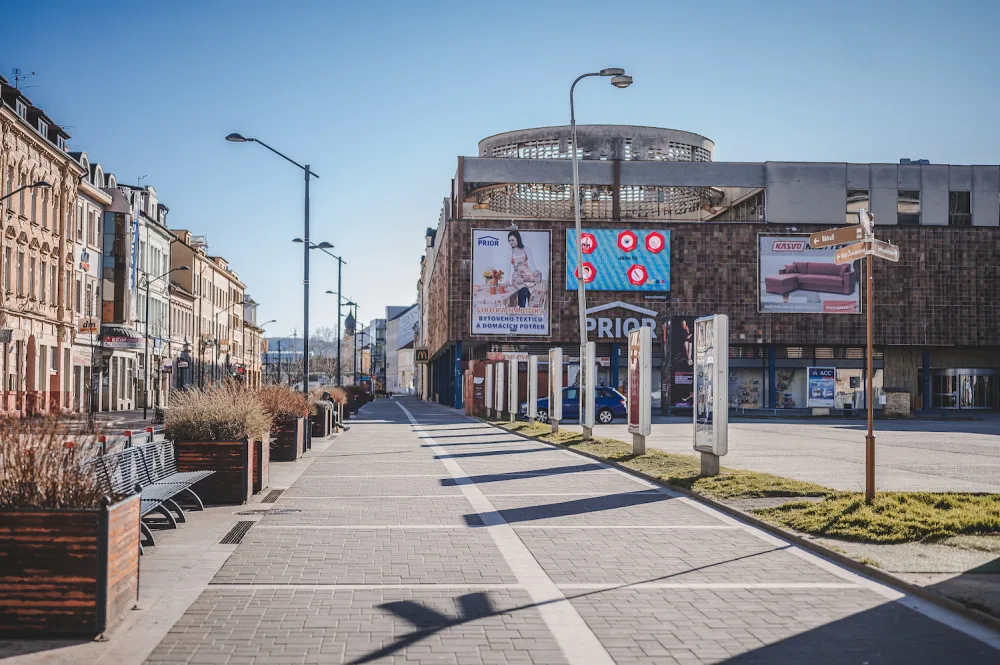 Lannova třída. Vyhledávaný bulvár nebo jen tranzitní část města z nádraží do centra?