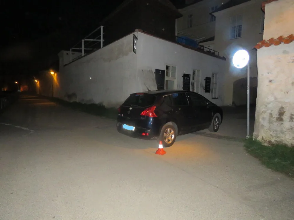 Opilá žena chtěla autem projet Solnou bránou. Namířeno měla do nemocnice