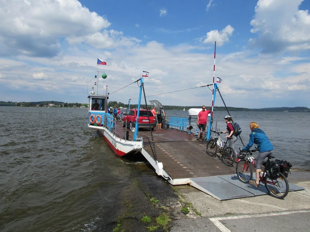Dva přívozy na Lipně přepravují turisty. Třetí čeká na dokončení rekonstrukce