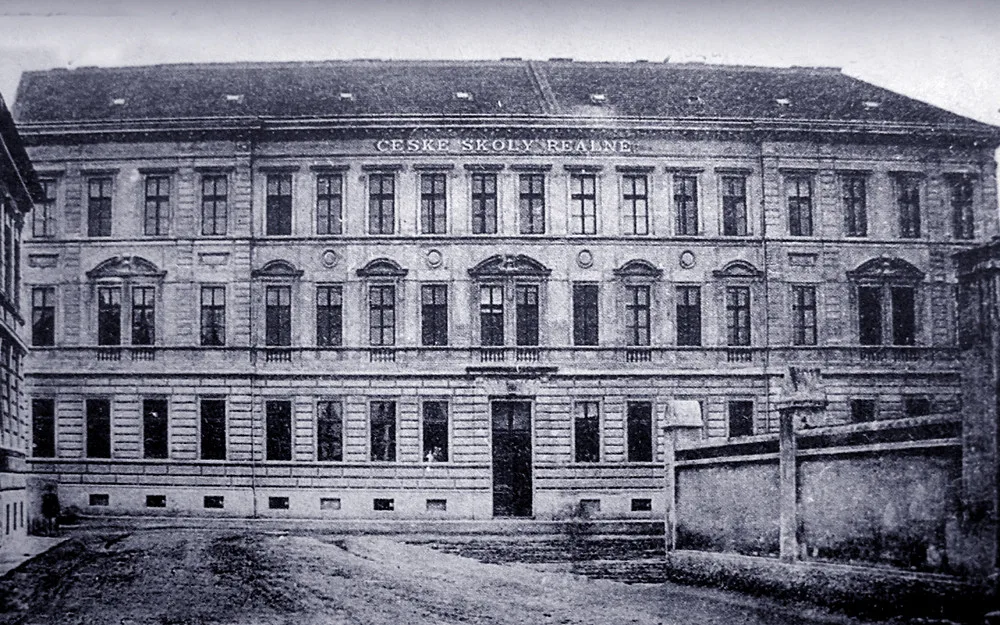 Budova českých škol reálných kolem roku 1900, zde v letech 1960 až 1996 sídlila Provozně ekonomická fakulta Vysoké školy zemědělské Praha.