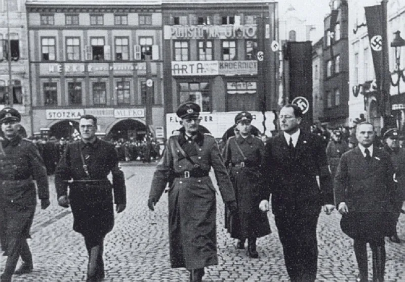 Snímek z 15. března roku 1939. Friedrich David je na snímku druhý zprava. Vedle něj kráčí představitelé německé okupační správy. Zdroj: Repro Encyklopedie Českých Budějovic (2006), s. 111, sbírka M. Pechy