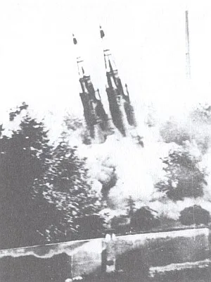 Demolice synagogy v Českých Budějovicích. Zdroj: Repro M. Pecha - V. Vondra, Českobudějovicko v době nacistické okupace a osvobození : 1939-1945 (2006), obr. příl. a Naše dny se naplnily : z historie Židů v jižních Čechách (2002), s. 288