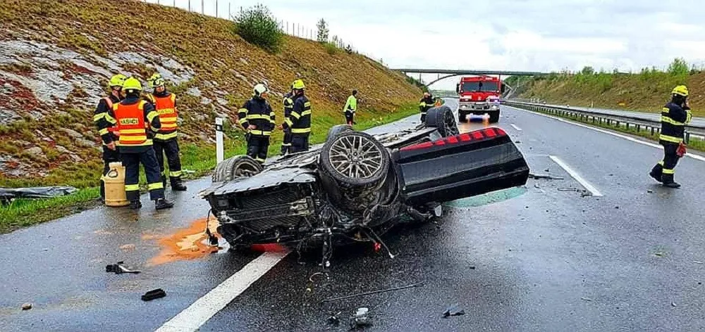 Řidič havaroval na D3 u Soběslavi. Záchranáři rozvezli do nemocnic tři zraněné