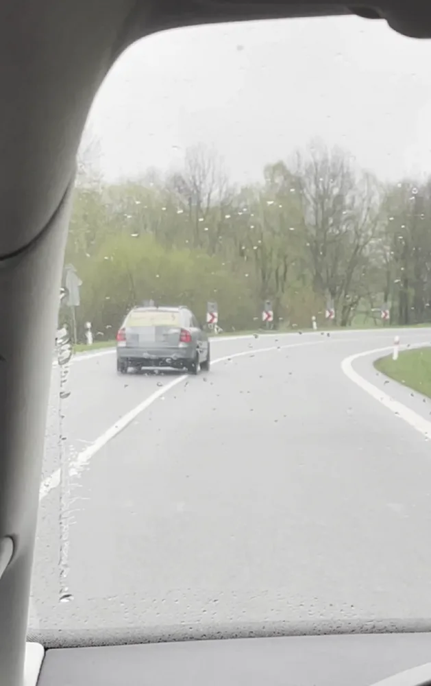 VIDEO: Muž s autem nebezpečně kličkoval na silnici. Ostatní řidiči ho zastavili