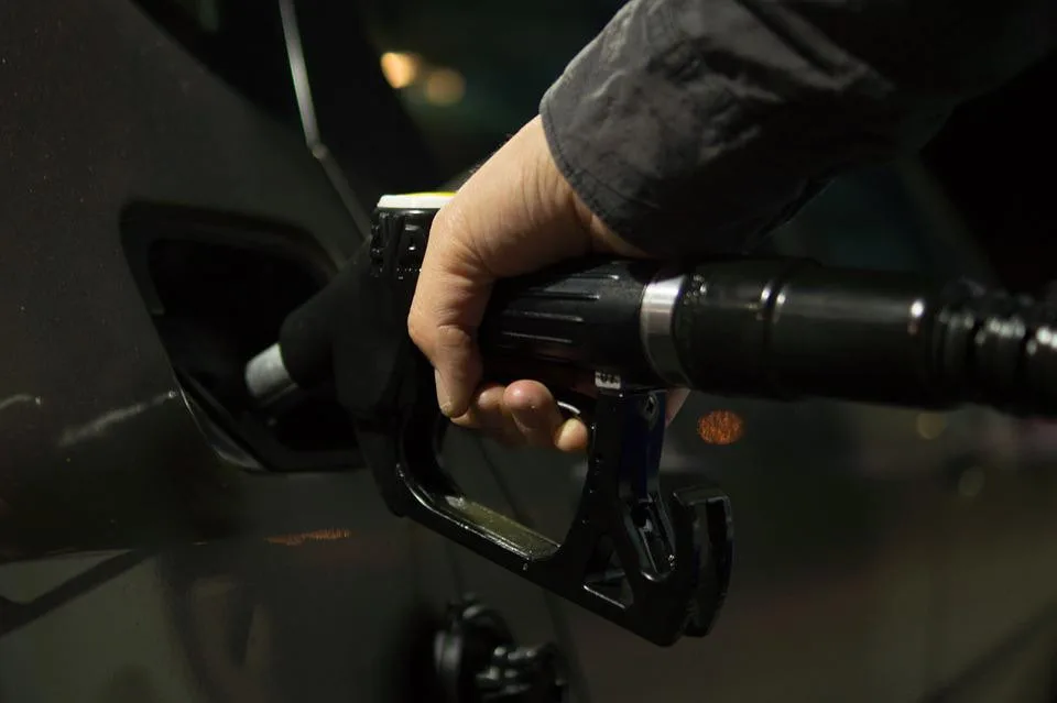 Spotřební daň z nafty a benzinu se na léto sníží o více jak korunu na litr