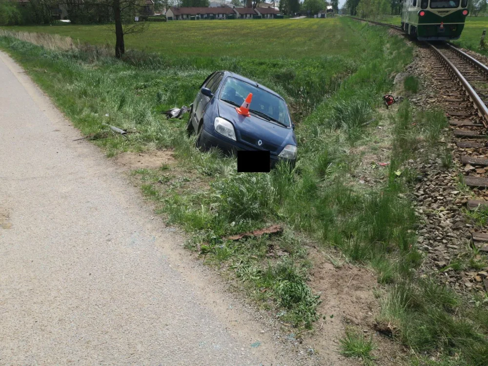 Osmadevadesátiletý senior vjel na nezabezpečený přejezd. Vlak auto odhodil na trávník