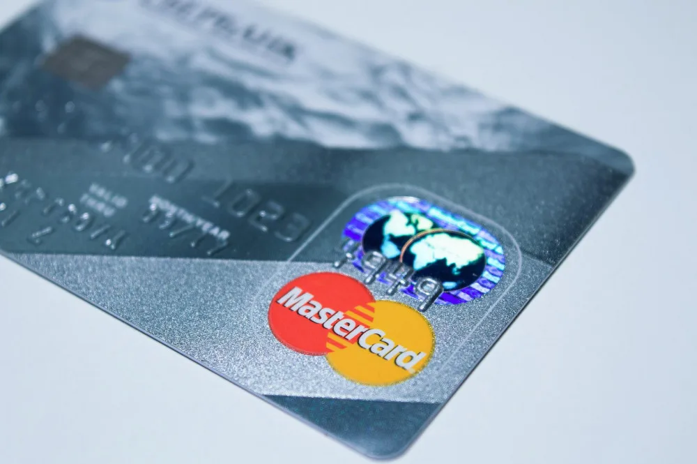 Při placení se usmívejte. Můžete i mávat. Mastercard zahajuje novou éru biometrického ověřování plateb