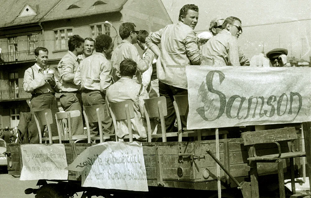 Valník se studenty a pedagogy na majálesu v roce 1966 na Senovážném.