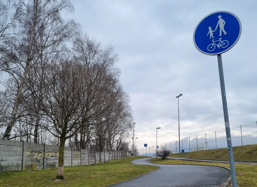 Cyklistu má na silnici chránit vyhrazený pruh. Jejich pravidla veřejnost často nezná