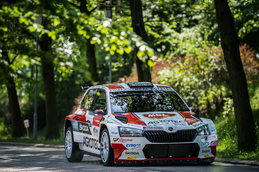 Přetahovaná o každou sekundu. Kopecký drží těsné vedení v Rallye Český Krumlov před Pechem