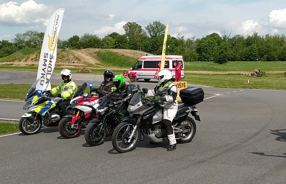 Učme se přežít. S policisty na kurz bezpečné jízdy