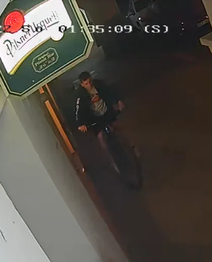 Neznámí pachatelé zničili poličku a rozbili s ní výlohu v centru města. Pátrá po nich policie