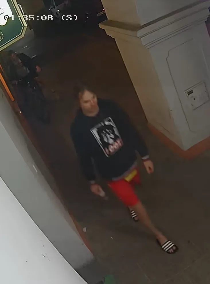 Neznámí pachatelé zničili poličku a rozbili s ní výlohu v centru města. Pátrá po nich policie