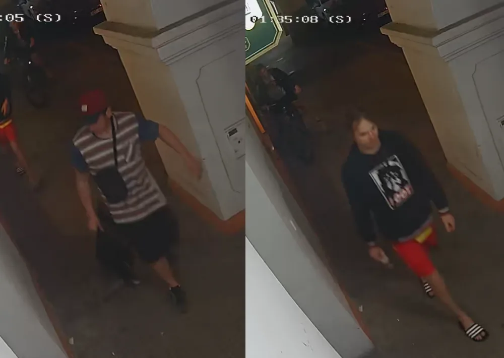 Neznámí pachatelé zničili poličku a rozbili s ní výlohu v centru města. Pátrá po nich policie