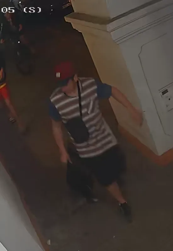 Neznámí pachatelé zničili poličku a rozbili s ní výlohu v centru města. Pátrá po nich policie