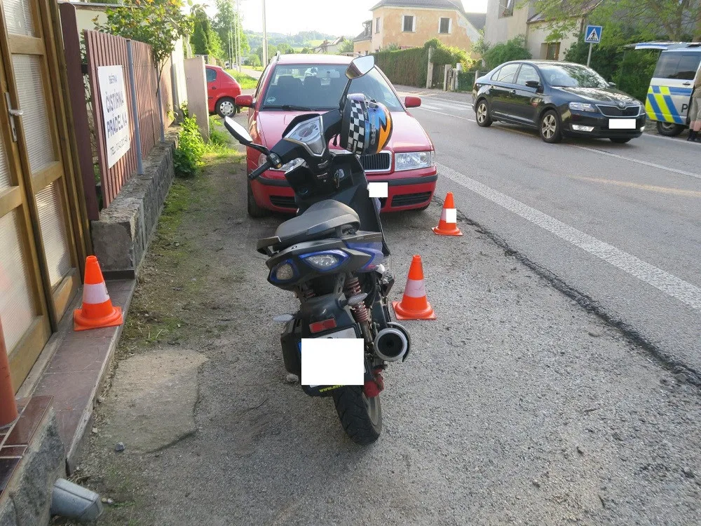 Opilý muž na skútru přejel do protisměru. Poškodil dvě auta a hlavou narazil do dveří