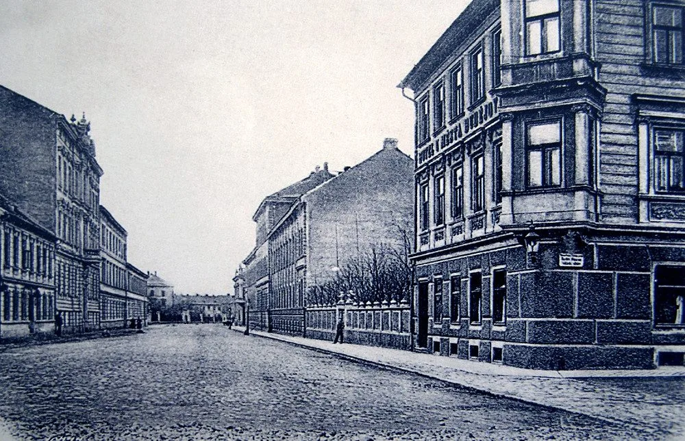 Pohled do dnešní Průmyslové ulice v čase c. k. po roce 1907.