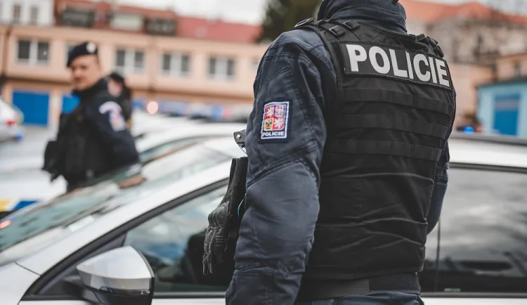 Zloděj ukradl z dílny věci za více než 100 tisíc korun. Pátrá po něm policie