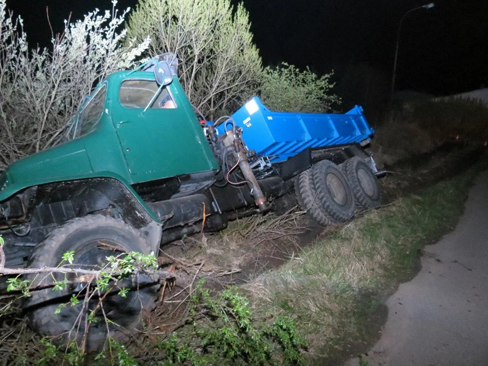 Řidič nákladního auta havaroval před vjezdem do letiště. Test na alkohol ukázal více než 1,5 promile