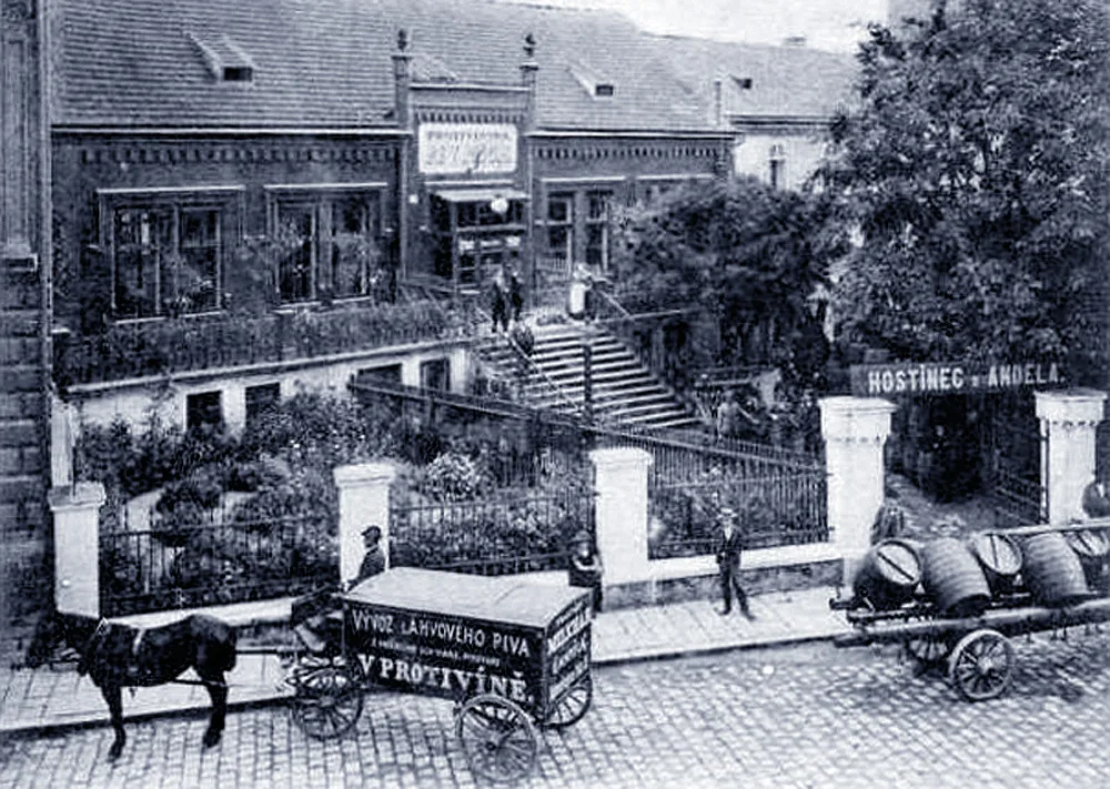 Hostinec a stáčírna piva do lahví U Zlatého anděla po roce 1900.