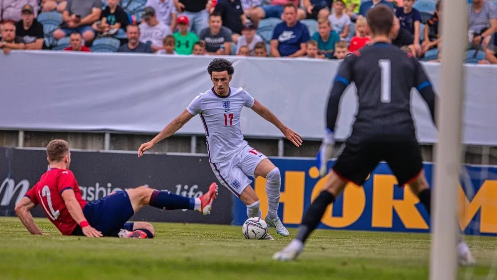 Curtis Jones před brankářem Matějem Kovářem.