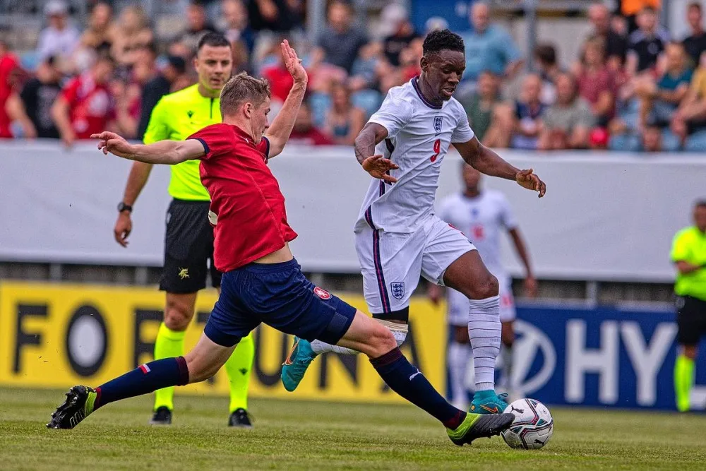 Folarin Balogun v souboji o míč.