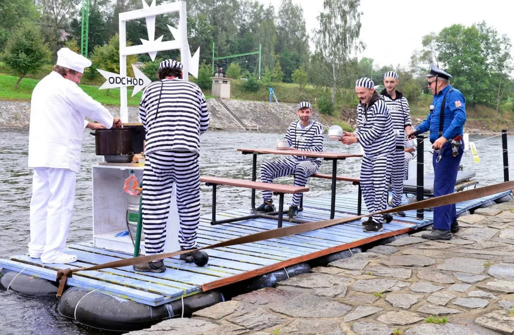 Na Vltavu ve Vyšším Brodě vyplula kuriózní plavidla, po dvouleté přestávce