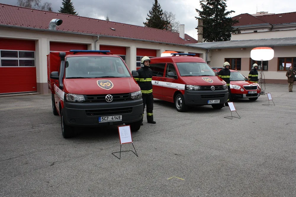 Jihočeští hasiči získali díky nadaci ČEZ termokamery, ochranné oděvy, defibrilátory a další vybavení