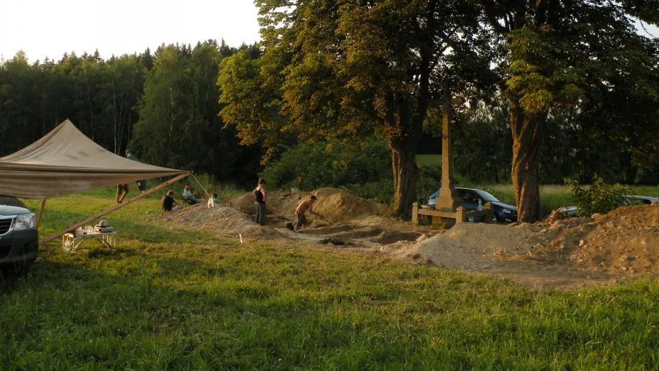 Díky pamětnici našli v pohraničí neoznačený hrob 12 lidí. Ostatky přesunou na hřbitov