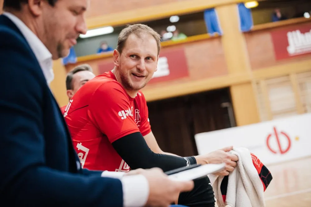 Mach zůstává v Jihostroji. V realizačním týmu střídá Skolku