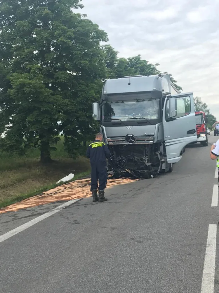 Při tragickém střetu kamionu s automobilem zemřeli dva lidé