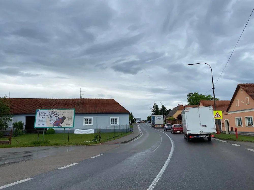U Češnovic havarovala dvě auta a autobus. Na místě se tvoří kolony