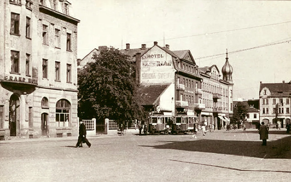 Prostor před železničním nádražím po roce 1924.