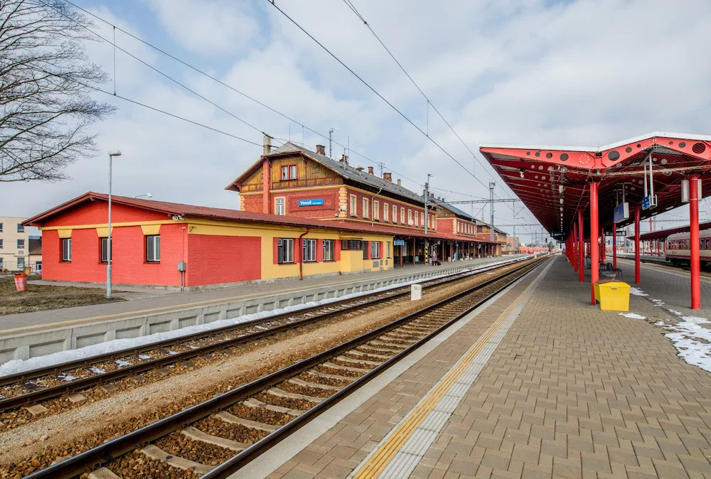 Správa železnic opravila nádražní budovu ve Veselí nad Lužnicí. Práce se prodražily