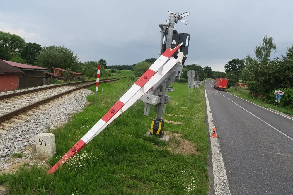 Řidič kamionu prorazil závoru na železničním přejezdu