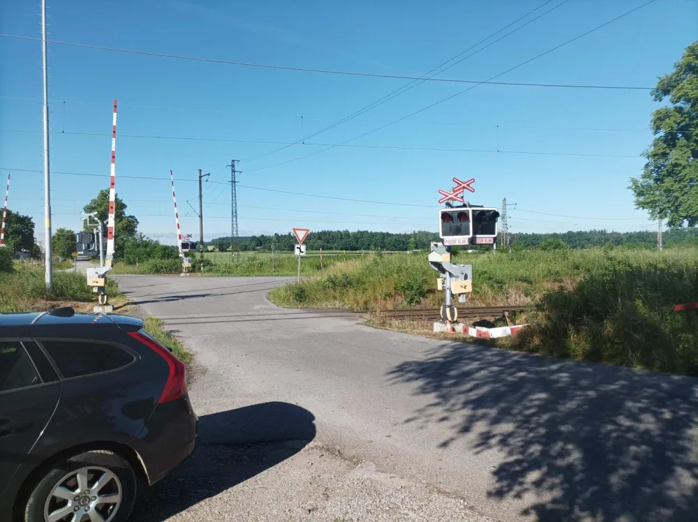Žena vjela na přejezd, když padaly závody. Poté je prorazila