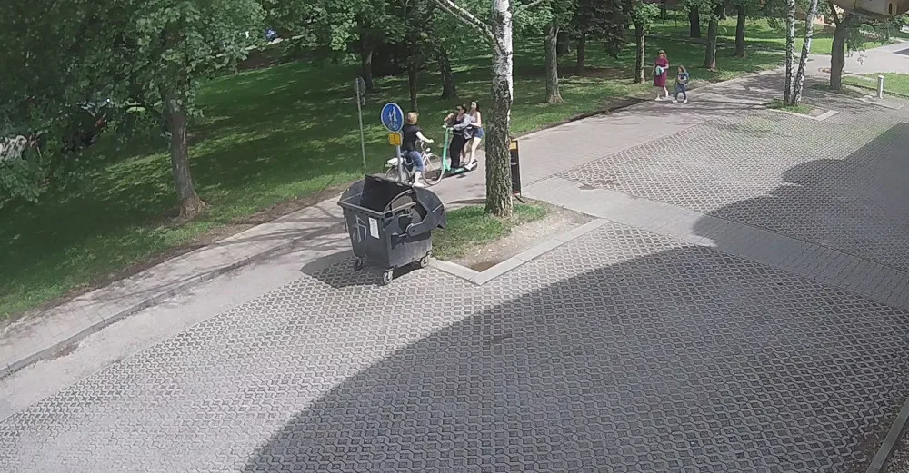 VIDEO: Dvě dívky se na elektrické koloběžce střetly s cyklistkou. Nehodu natočila kamera
