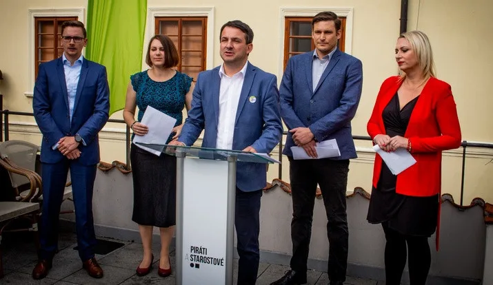 Viktor Vojtko (uprostřed) je poslancem a radním města České Budějovice.