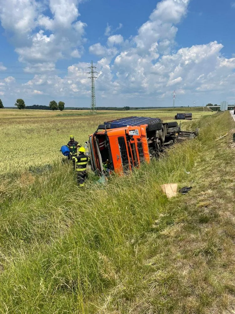 Na D3 ve směru z Prahy havaroval kamion. Řidiči musí počítat se zdržením