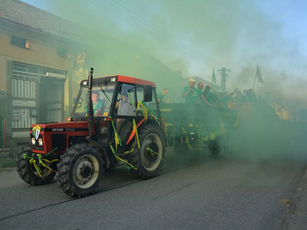 Dýmovnice a traktor. Třebětice stylově oslavili rekord a postup do 1. A třídy